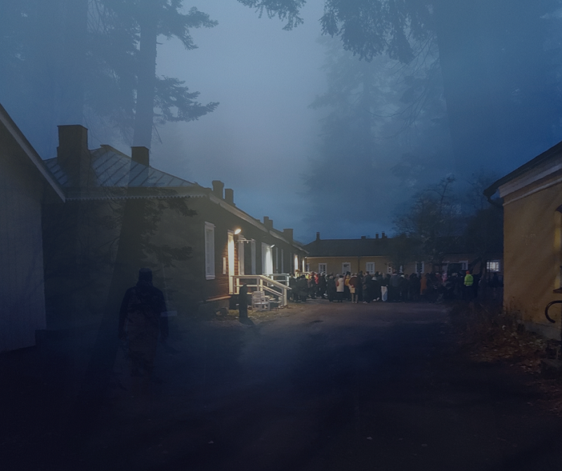 Kävelykierroksen osallistujia Katariinantorilla syksyllä 2022. Kuva Petra Lukkari. 